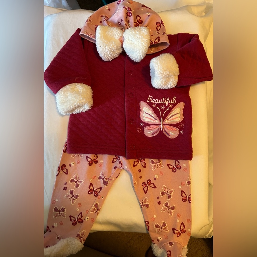 Really cute 🥰 4 piece baby girl set  (furry trimmed hat, bib, pants and top)